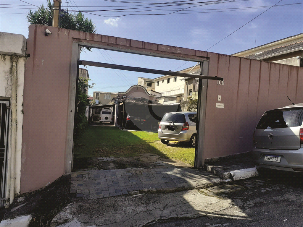 Terreno de 400 m2 com 3 casas, Metragem do terreno 8 de frente sendo 51 de fundos Parada inglesa.
