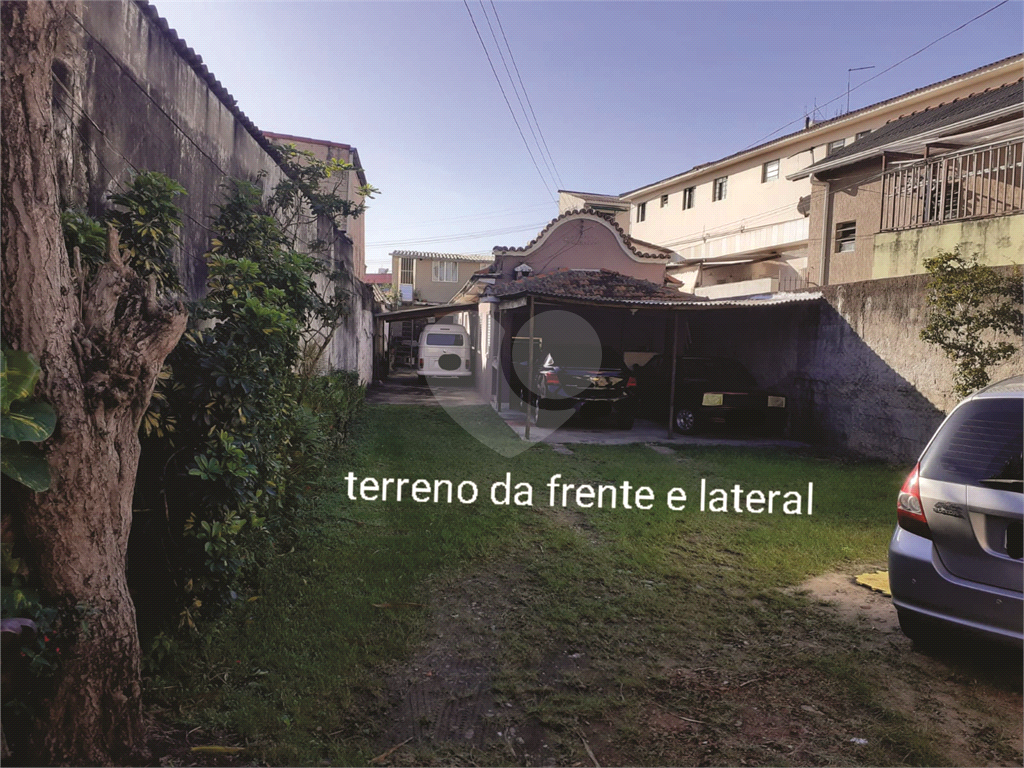 Terreno de 400 m2 com 3 casas, Metragem do terreno 8 de frente sendo 51 de fundos Parada inglesa.