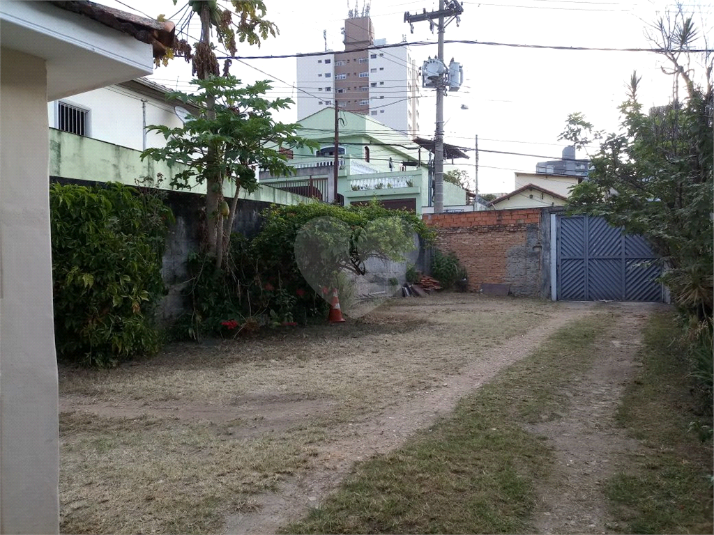 Terreno de 400 m2 com 3 casas, Metragem do terreno 8 de frente sendo 51 de fundos Parada inglesa.