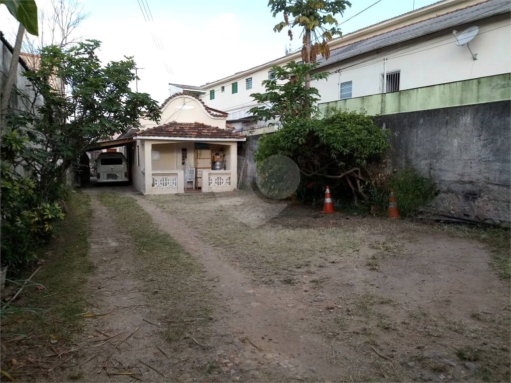 Terreno de 400 m2 com 3 casas, Metragem do terreno 8 de frente sendo 51 de fundos Parada inglesa.