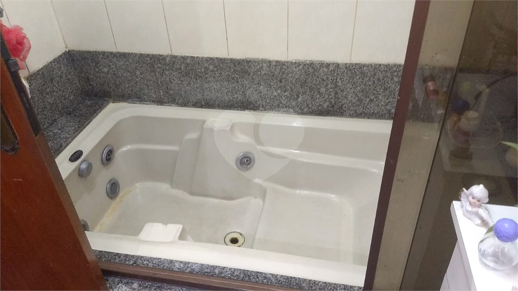 Apartamento de alto padrão no bairro da Água Fria. Edifício de 8 andares. 2 apartamentos por andar.