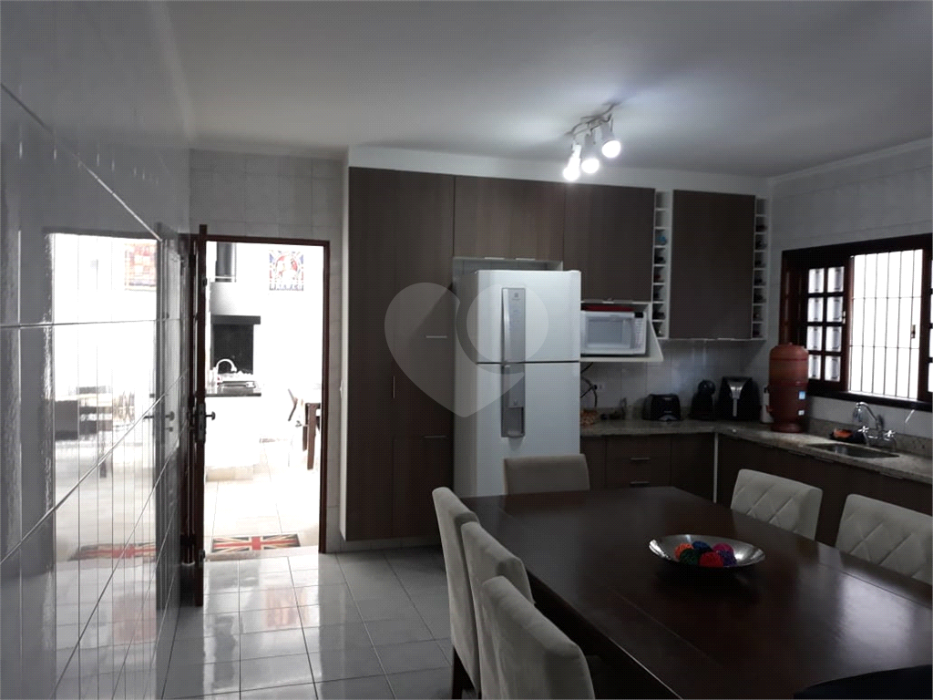 Sobrado para venda com 3 dormitorios sendo 1 suíte e 2 vagas e 2 banheiros