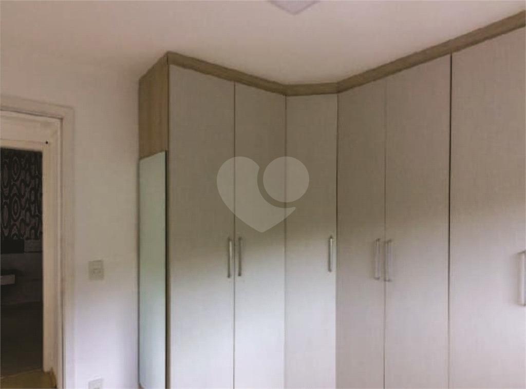 Apartamento em frente Horto Florestal com móveis planejados.