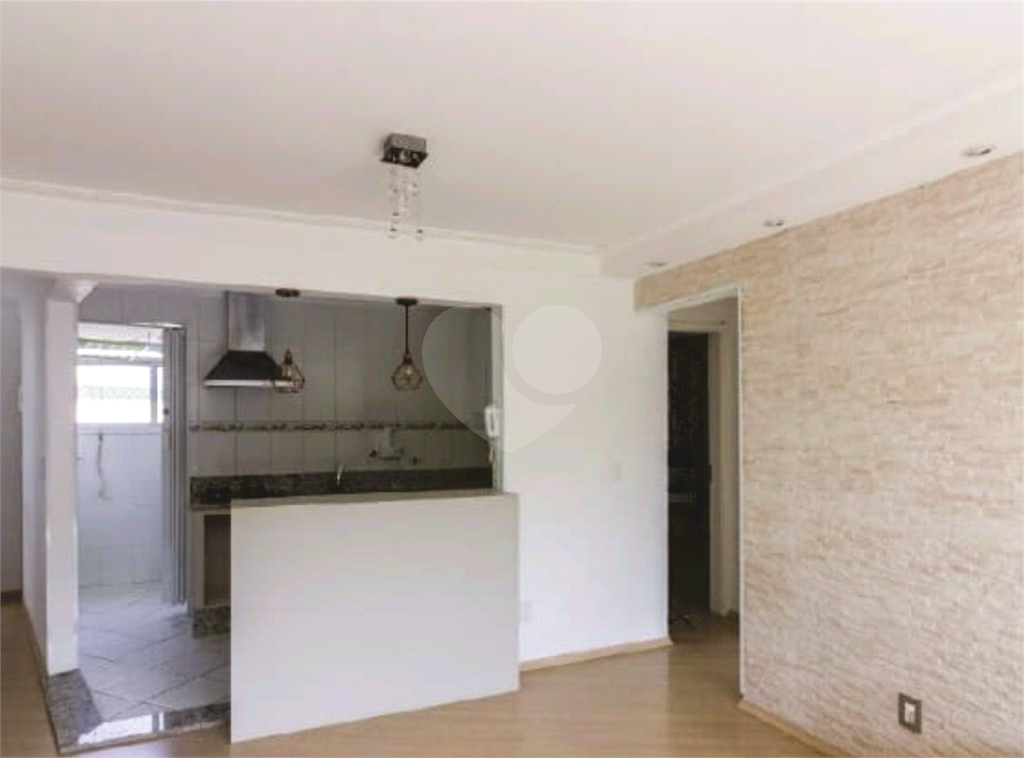 Apartamento em frente Horto Florestal com móveis planejados.