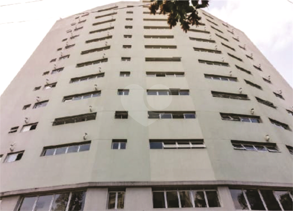 Apartamento em frente Horto Florestal com móveis planejados.