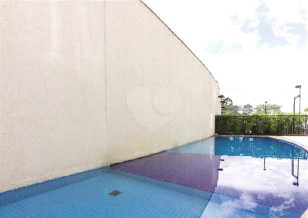 Apartamento em frente Horto Florestal com móveis planejados.
