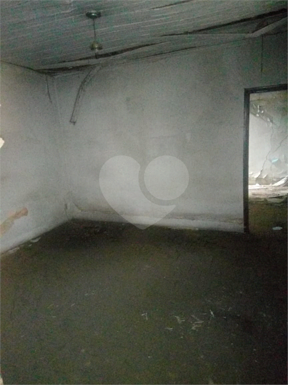 Imóvel no bairro do Limão, bem localizado. Próximo a supermercados, terminal de ônibus, bancos,