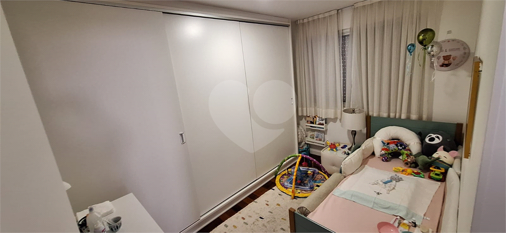 Apartamento a venda em Moema fora de rota - 3 quartos sendo 1 suite - 700m da estação Moema