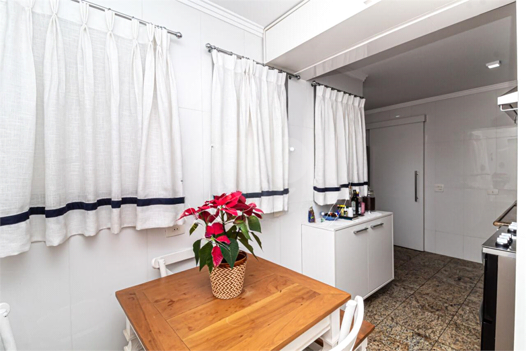 Apartamento a venda em Moema fora de rota - 3 quartos sendo 1 suite - 700m da estação Moema