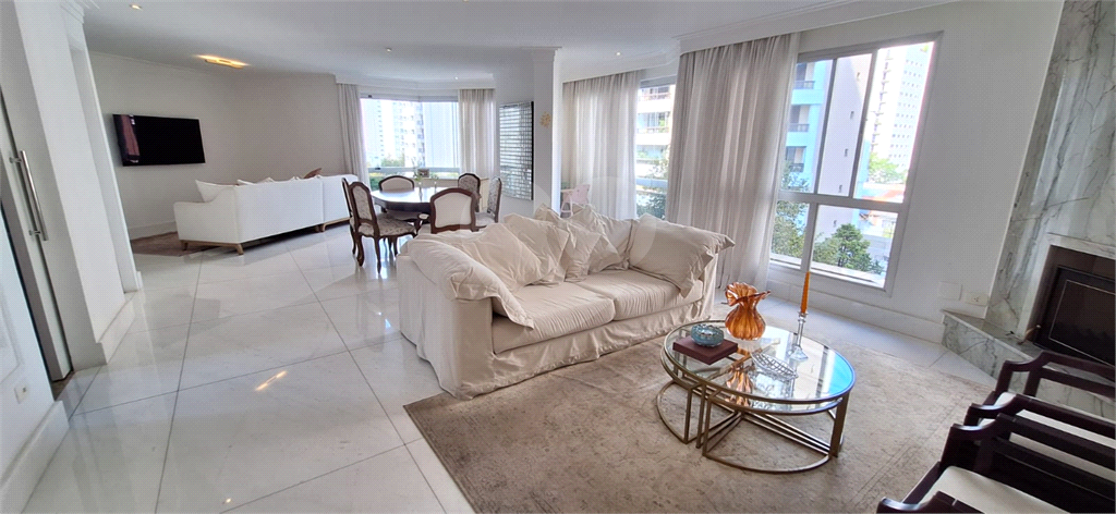 Apartamento a venda em Moema fora de rota - 3 quartos sendo 1 suite - 700m da estação Moema