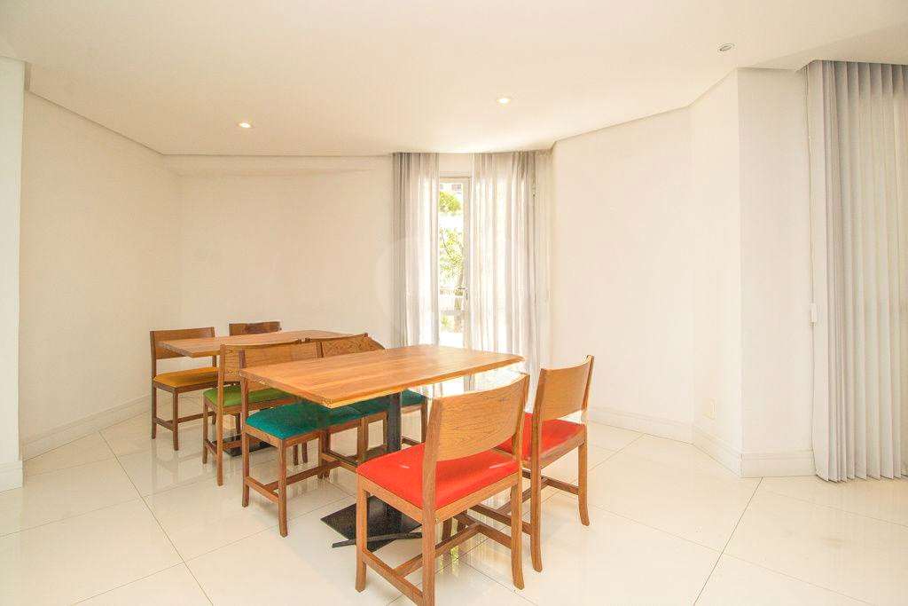Apartamento a venda em Moema fora de rota - 3 quartos sendo 1 suite - 700m da estação Moema