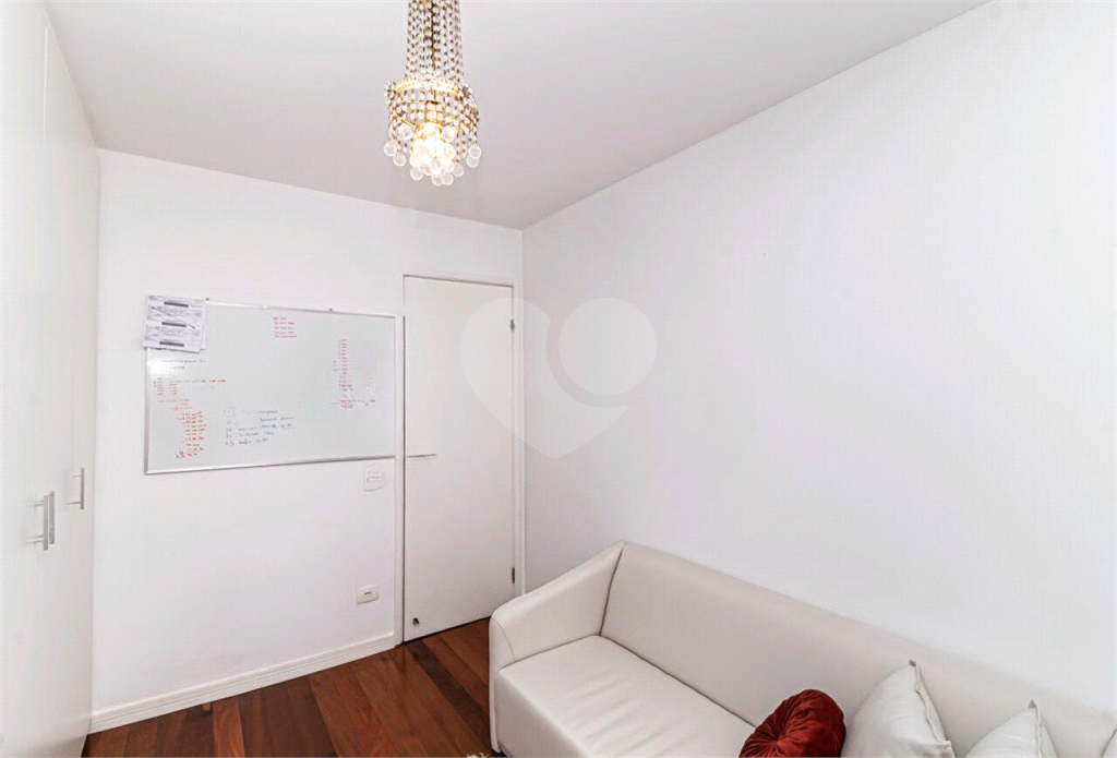Apartamento a venda em Moema fora de rota - 3 quartos sendo 1 suite - 700m da estação Moema