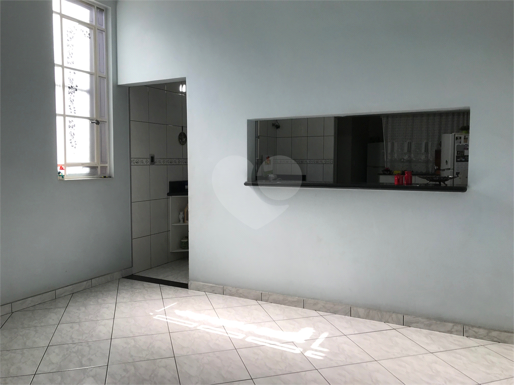 Sobrado amplo com 250m2 sendo 03 dormitórios com 01 suite com closet e varanda e garagem com 3 vagas