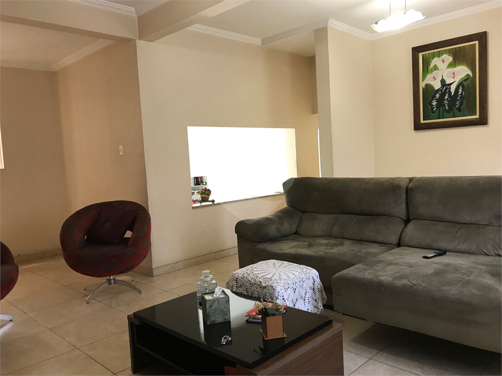 Sobrado amplo com 250m2 sendo 03 dormitórios com 01 suite com closet e varanda e garagem com 3 vagas