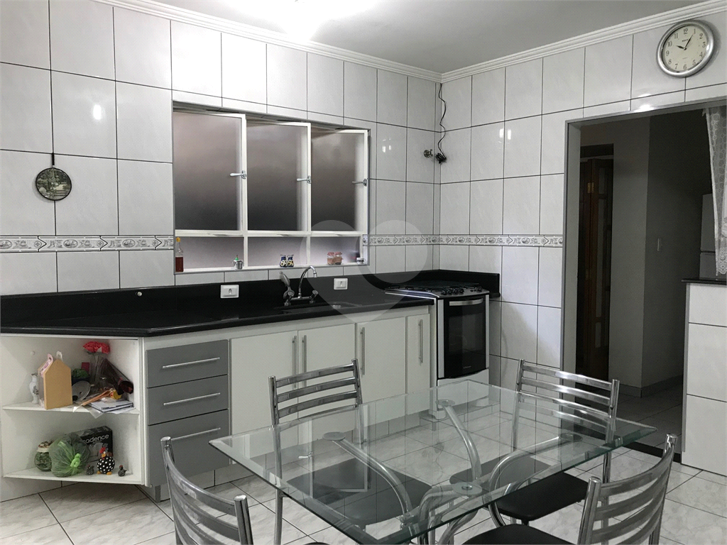 Sobrado amplo com 250m2 sendo 03 dormitórios com 01 suite com closet e varanda e garagem com 3 vagas