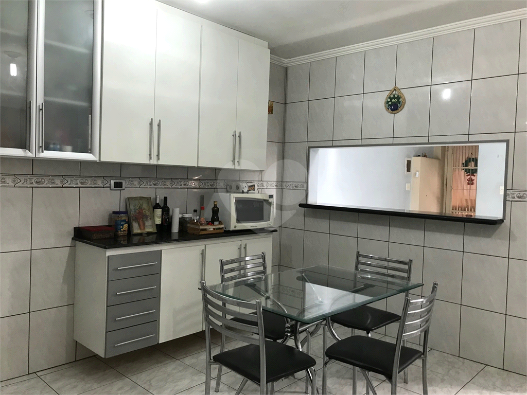 Sobrado amplo com 250m2 sendo 03 dormitórios com 01 suite com closet e varanda e garagem com 3 vagas