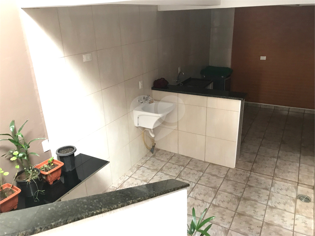 Sobrado amplo com 250m2 sendo 03 dormitórios com 01 suite com closet e varanda e garagem com 3 vagas