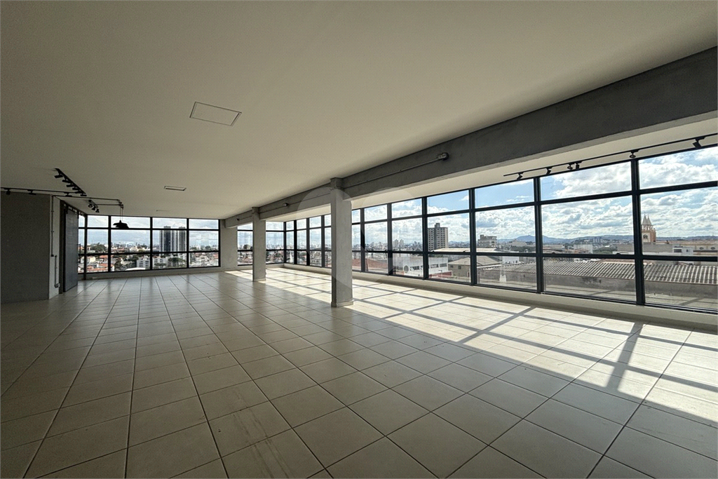 SÃO 10 SALAS EM UM ANDAR , PRÉDIO COMERCIAL. 