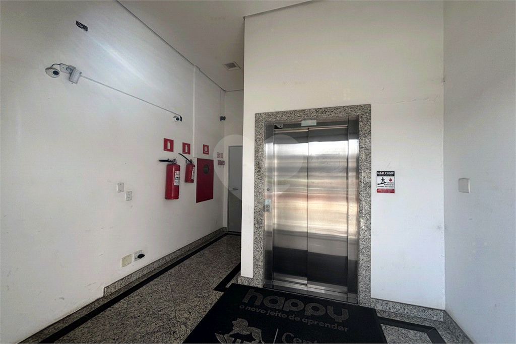 SÃO 10 SALAS EM UM ANDAR , PRÉDIO COMERCIAL. 