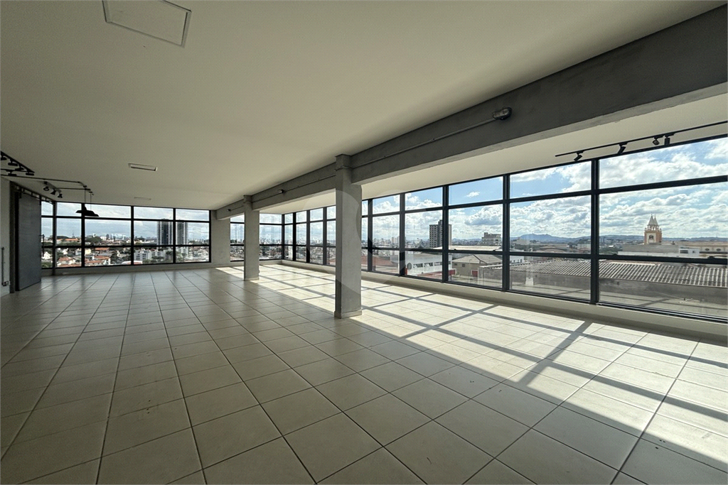 SÃO 10 SALAS EM UM ANDAR , PRÉDIO COMERCIAL. 