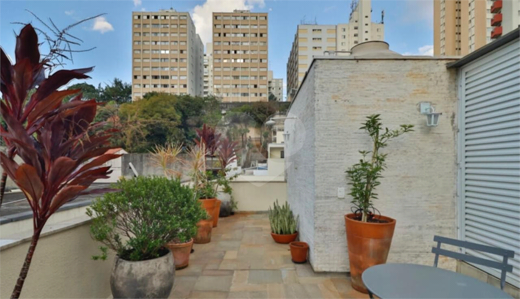 Casa de 177m² com muito verde 3 quartos, 1 suíte, quintal e área gourmet 2 vagas de garagem Vila Ipojuca