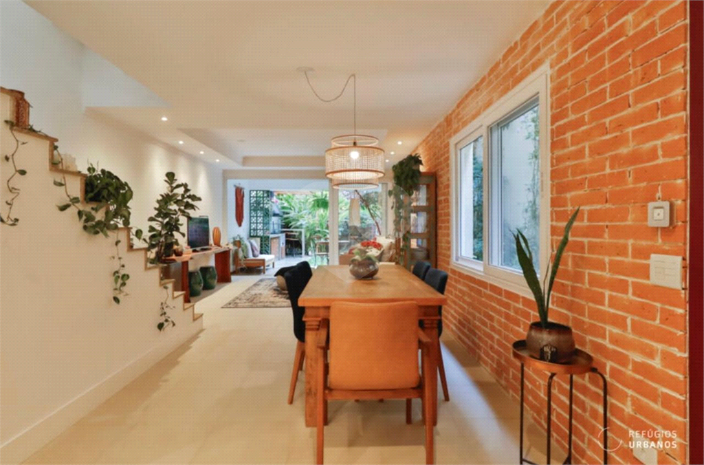 Casa de 177m² com muito verde 3 quartos, 1 suíte, quintal e área gourmet 2 vagas de garagem Vila Ipojuca
