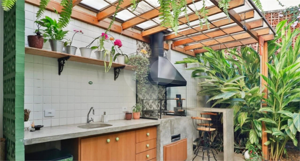 Casa de 177m² com muito verde 3 quartos, 1 suíte, quintal e área gourmet 2 vagas de garagem Vila Ipojuca