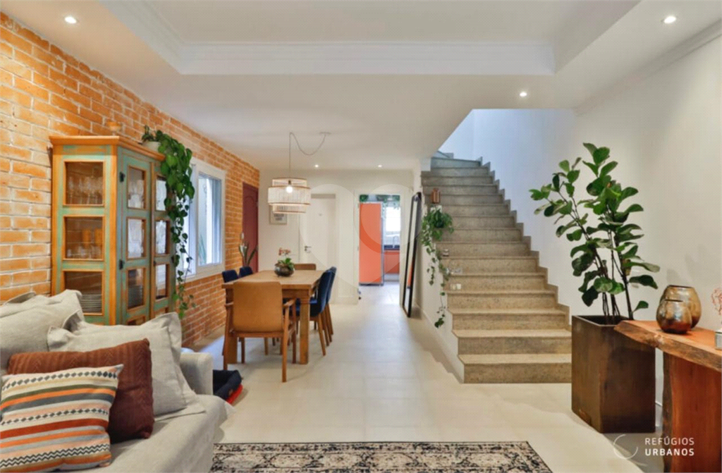Casa de 177m² com muito verde 3 quartos, 1 suíte, quintal e área gourmet 2 vagas de garagem Vila Ipojuca
