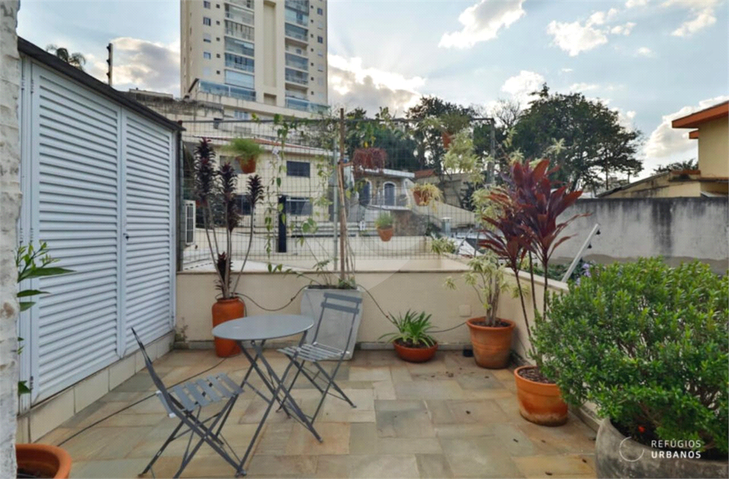 Casa de 177m² com muito verde 3 quartos, 1 suíte, quintal e área gourmet 2 vagas de garagem Vila Ipojuca