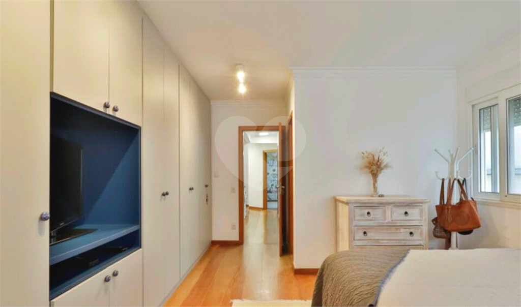 Casa de 177m² com muito verde 3 quartos, 1 suíte, quintal e área gourmet 2 vagas de garagem Vila Ipojuca