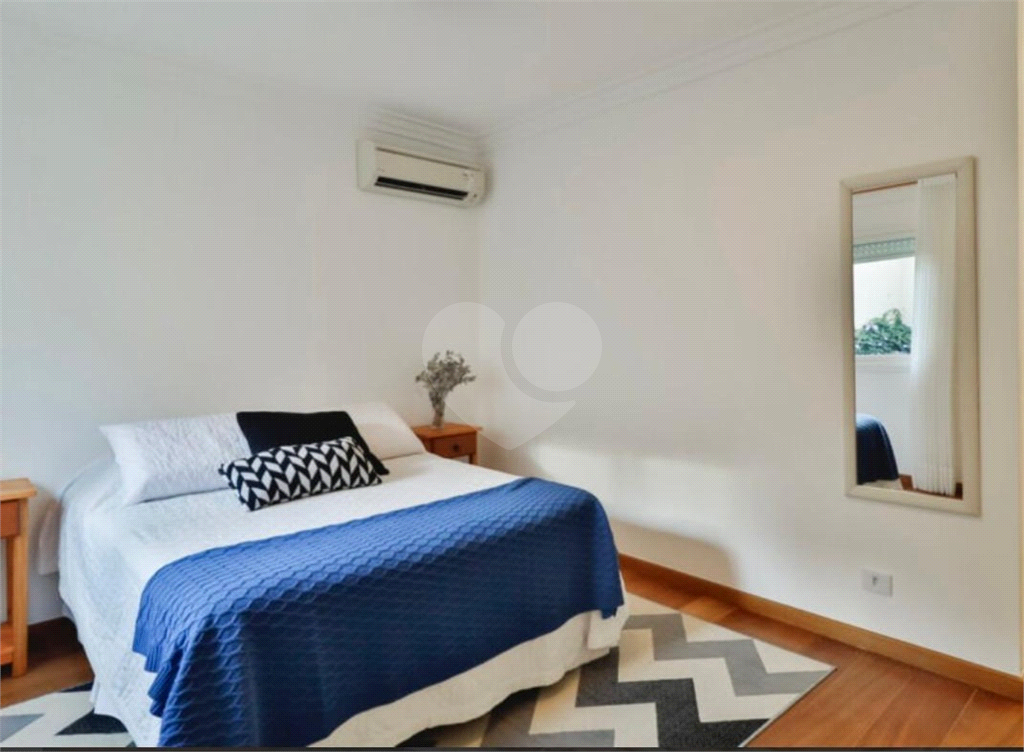Casa de 177m² com muito verde 3 quartos, 1 suíte, quintal e área gourmet 2 vagas de garagem Vila Ipojuca