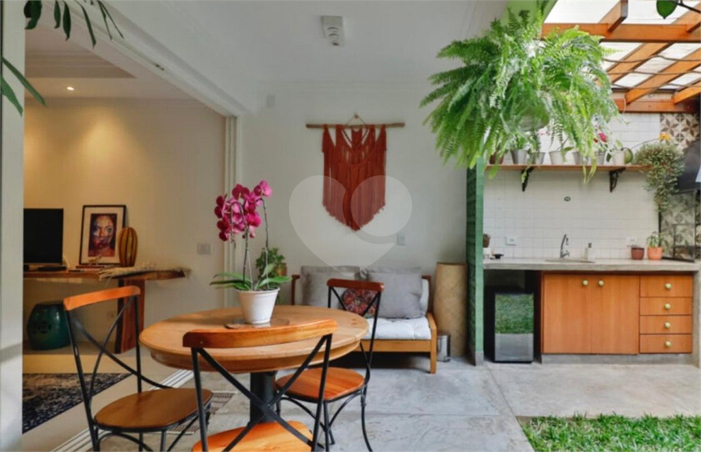 Casa de 177m² com muito verde 3 quartos, 1 suíte, quintal e área gourmet 2 vagas de garagem Vila Ipojuca