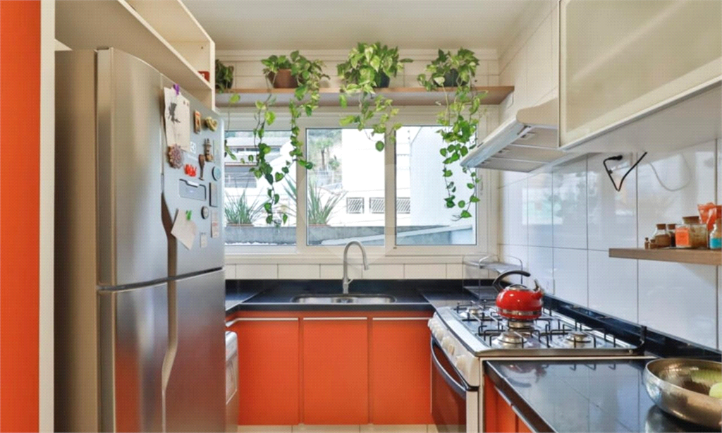 Casa de 177m² com muito verde 3 quartos, 1 suíte, quintal e área gourmet 2 vagas de garagem Vila Ipojuca