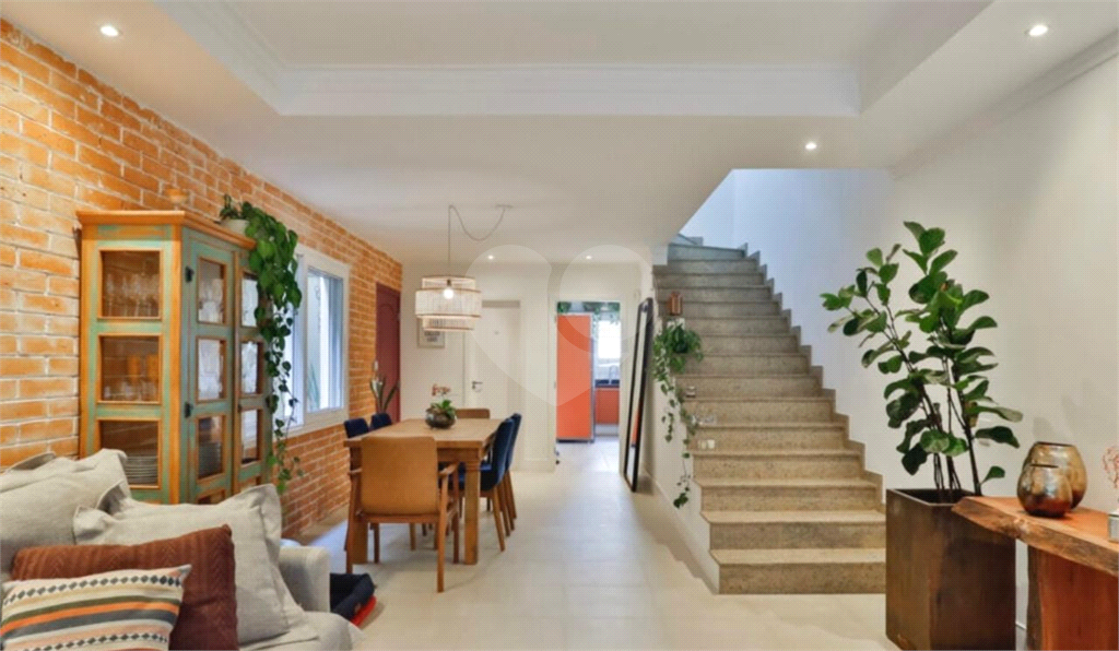 Casa de 177m² com muito verde 3 quartos, 1 suíte, quintal e área gourmet 2 vagas de garagem Vila Ipojuca