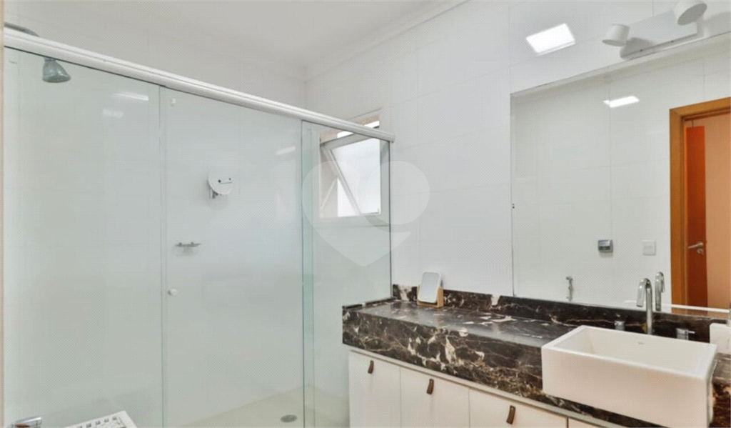 Casa de 177m² com muito verde 3 quartos, 1 suíte, quintal e área gourmet 2 vagas de garagem Vila Ipojuca