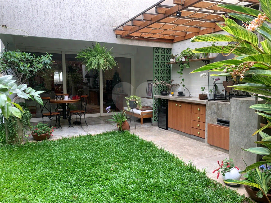 Casa de 177m² com muito verde 3 quartos, 1 suíte, quintal e área gourmet 2 vagas de garagem Vila Ipojuca