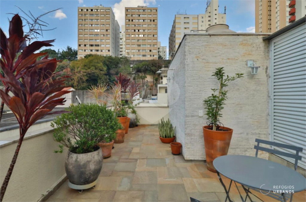 Casa de 177m² com muito verde 3 quartos, 1 suíte, quintal e área gourmet 2 vagas de garagem Vila Ipojuca