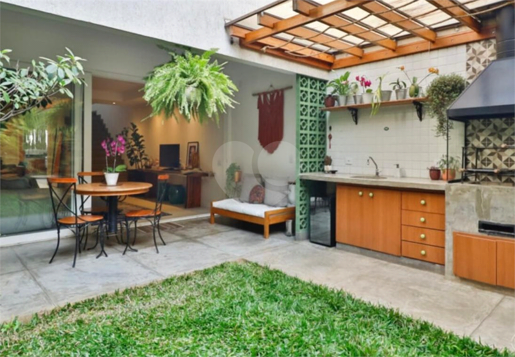 Casa de 177m² com muito verde 3 quartos, 1 suíte, quintal e área gourmet 2 vagas de garagem Vila Ipojuca