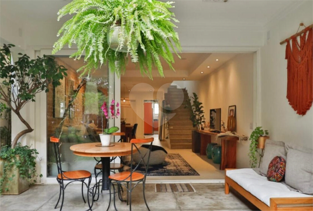 Casa de 177m² com muito verde 3 quartos, 1 suíte, quintal e área gourmet 2 vagas de garagem Vila Ipojuca