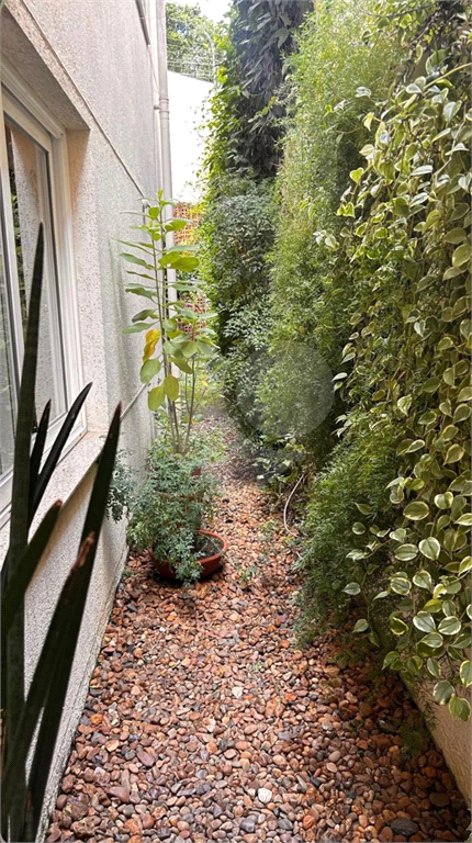 Casa de 177m² com muito verde 3 quartos, 1 suíte, quintal e área gourmet 2 vagas de garagem Vila Ipojuca