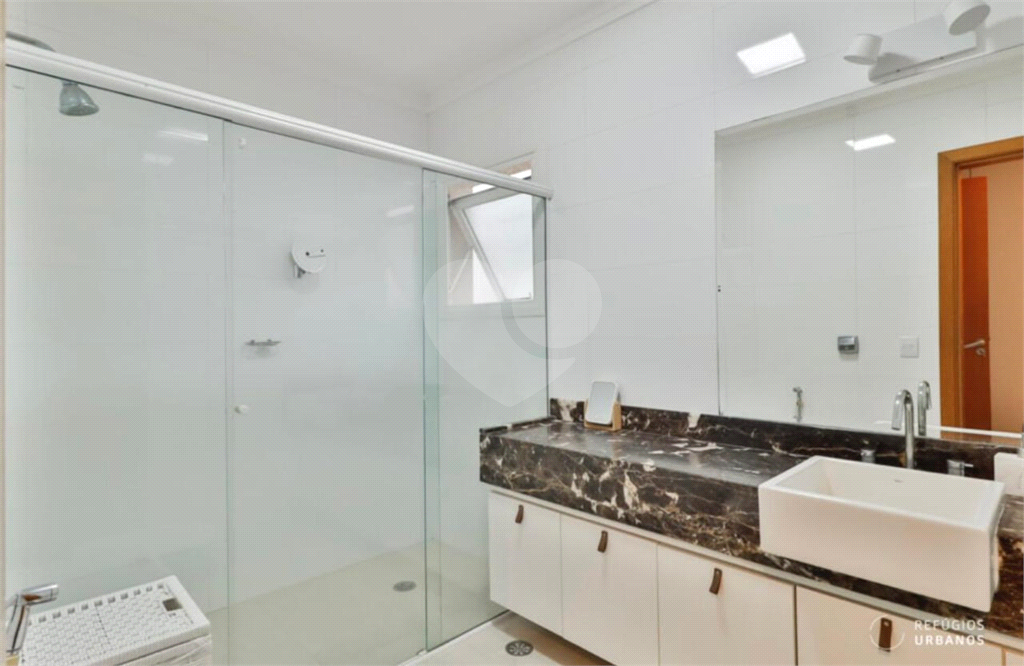 Casa de 177m² com muito verde 3 quartos, 1 suíte, quintal e área gourmet 2 vagas de garagem Vila Ipojuca