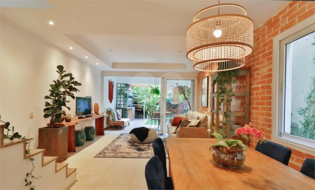 Casa de 177m² com muito verde 3 quartos, 1 suíte, quintal e área gourmet 2 vagas de garagem Vila Ipojuca