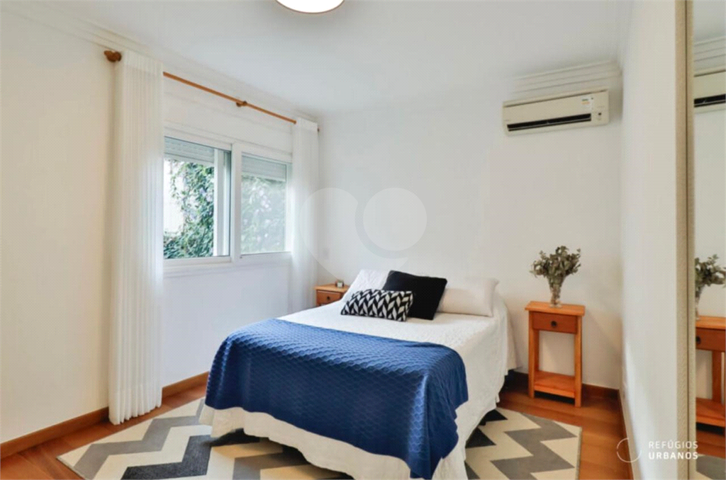 Casa de 177m² com muito verde 3 quartos, 1 suíte, quintal e área gourmet 2 vagas de garagem Vila Ipojuca