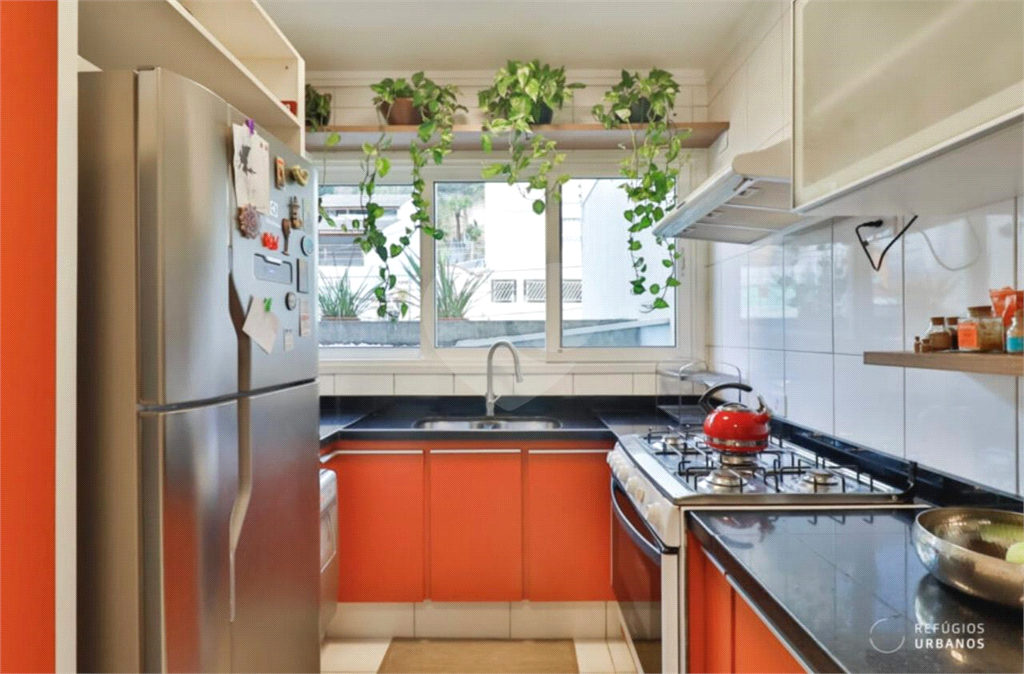 Casa de 177m² com muito verde 3 quartos, 1 suíte, quintal e área gourmet 2 vagas de garagem Vila Ipojuca