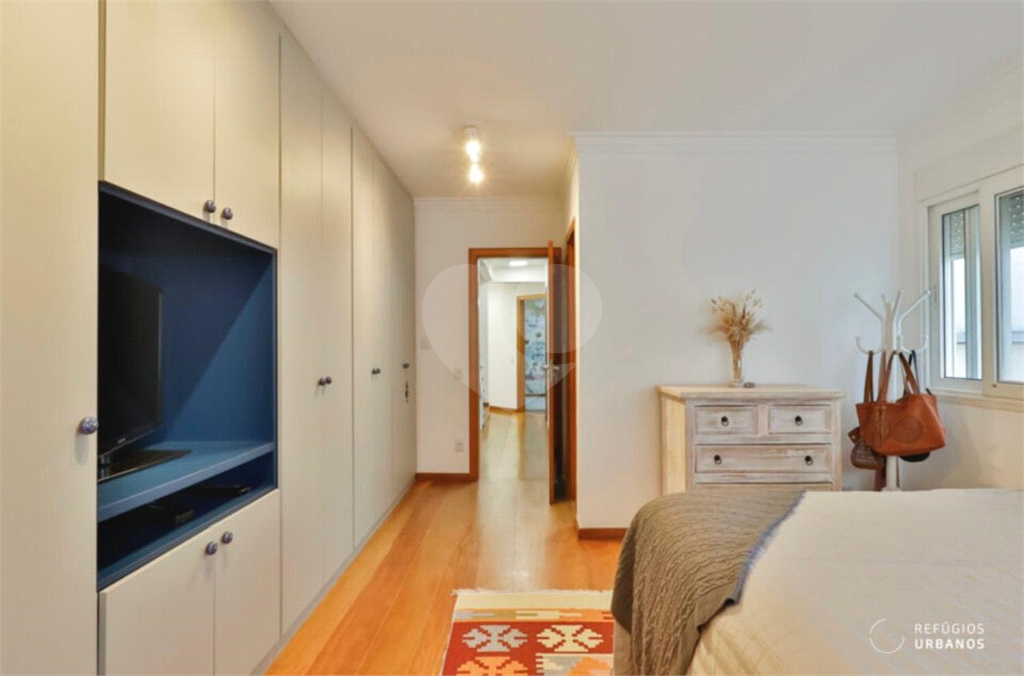 Casa de 177m² com muito verde 3 quartos, 1 suíte, quintal e área gourmet 2 vagas de garagem Vila Ipojuca