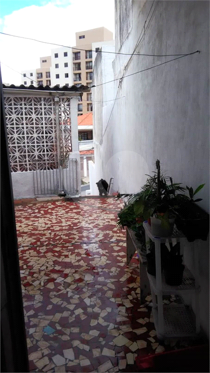 Sobrado no bairro do Horto Florestal. São 3 imóveis  individuais. Cada casa possui quintal próprio. 
