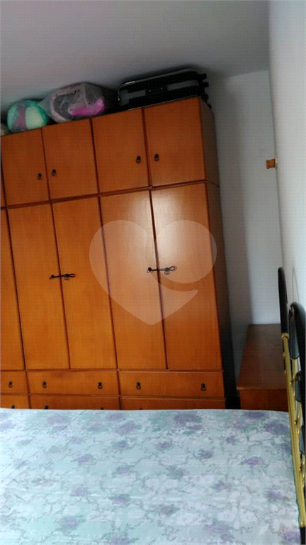 Sobrado no bairro do Horto Florestal. São 3 imóveis  individuais. Cada casa possui quintal próprio. 