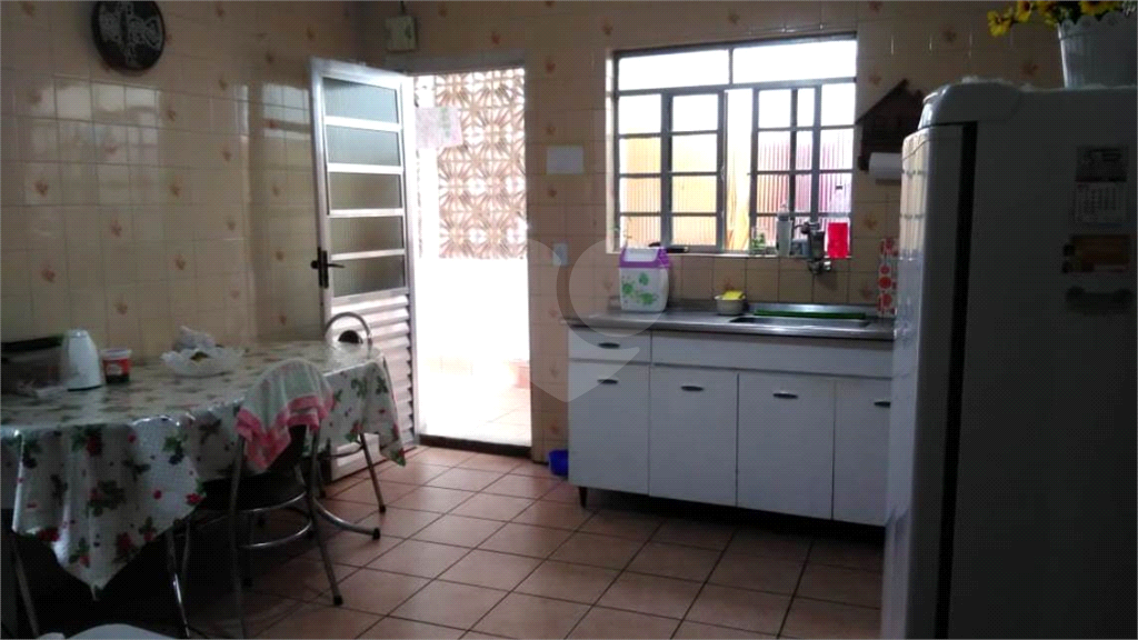 Sobrado no bairro do Horto Florestal. São 3 imóveis  individuais. Cada casa possui quintal próprio. 