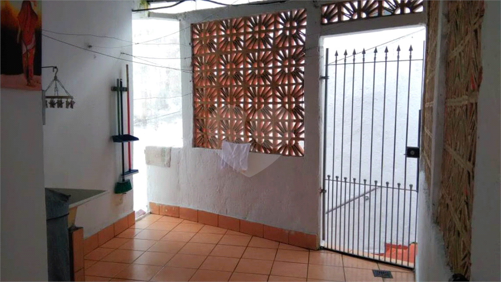 Sobrado no bairro do Horto Florestal. São 3 imóveis  individuais. Cada casa possui quintal próprio. 