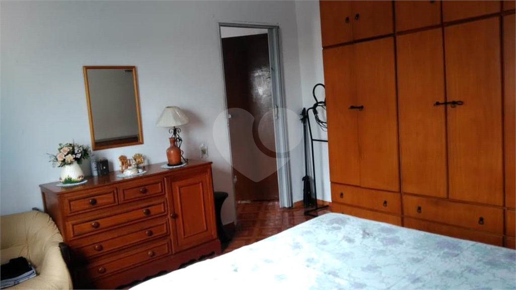 Sobrado no bairro do Horto Florestal. São 3 imóveis  individuais. Cada casa possui quintal próprio. 